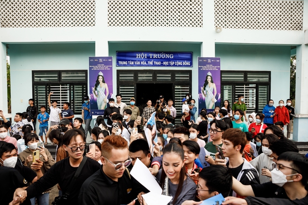 Ngọc Châu về nhà sau đăng quang: Người dân Tây Ninh vây kín vui như hội, hoa hậu gây chú ý với vẻ ngoài giản dị - Ảnh 23.