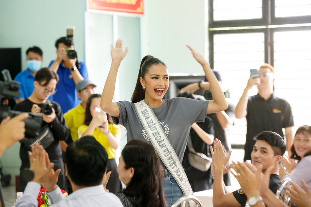 Ngọc Châu về nhà sau đăng quang: Người dân Tây Ninh vây kín vui như hội, hoa hậu gây chú ý với vẻ ngoài giản dị - Ảnh 5.