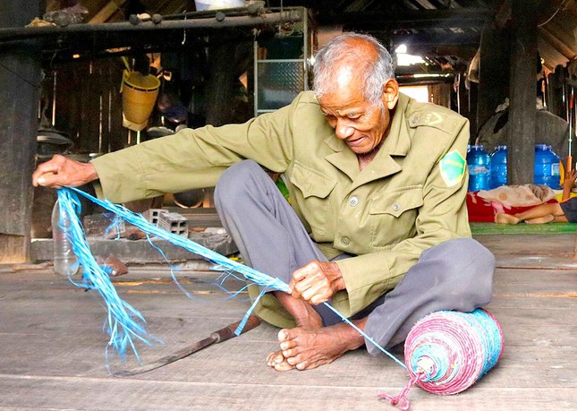 “Phép thuật” của các cụ già Jrai - Ảnh 1.