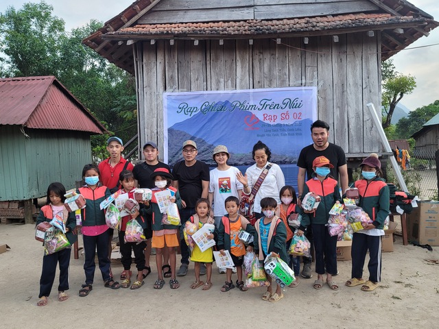 Những người cõng điện, rạp chiếu phim lên núi: “Thấy nụ cười của người mình giúp, đặc biệt là tụi nhỏ, chúng tôi hạnh phúc lắm!” - Ảnh 5.