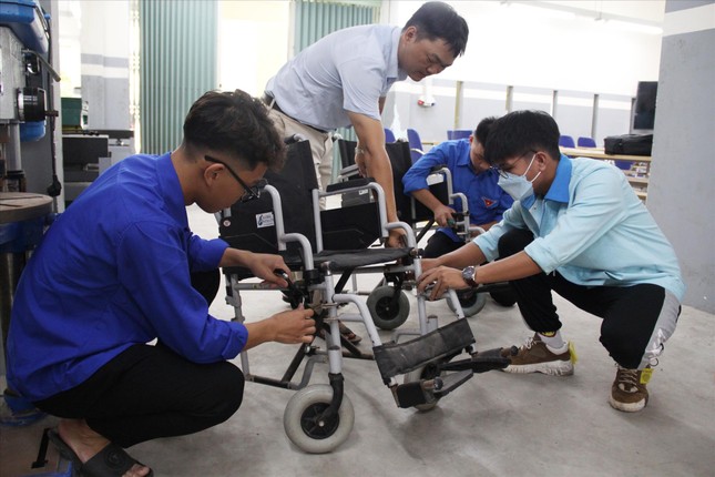 Xưởng sửa chữa xe lăn đặc biệt, hoàn toàn miễn phí ở Đà Nẵng - Ảnh 1.