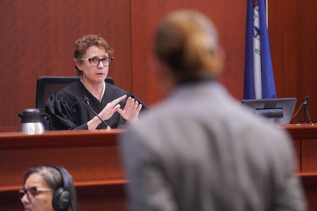 Nữ thẩm phán xử vụ kiện của Johnny Depp ‘phủ đầu’ Amber Heard - Ảnh 1.