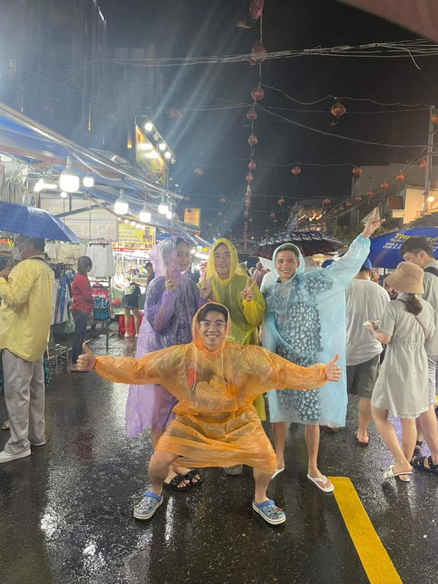 Kẹt lại giữa mưa bão ở Phú Quốc, các hành khách lâm vào trình trạng “dở khóc dở cười”, phải chi thêm tiền để ở lại - Ảnh 12.