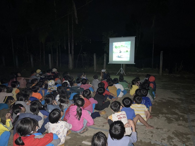 Những người cõng điện, rạp chiếu phim lên núi: “Thấy nụ cười của người mình giúp, đặc biệt là tụi nhỏ, chúng tôi hạnh phúc lắm!” - Ảnh 6.