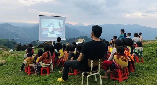 Những người cõng điện, rạp chiếu phim lên núi: “Thấy nụ cười của người mình giúp, đặc biệt là tụi nhỏ, chúng tôi hạnh phúc lắm!” - Ảnh 1.