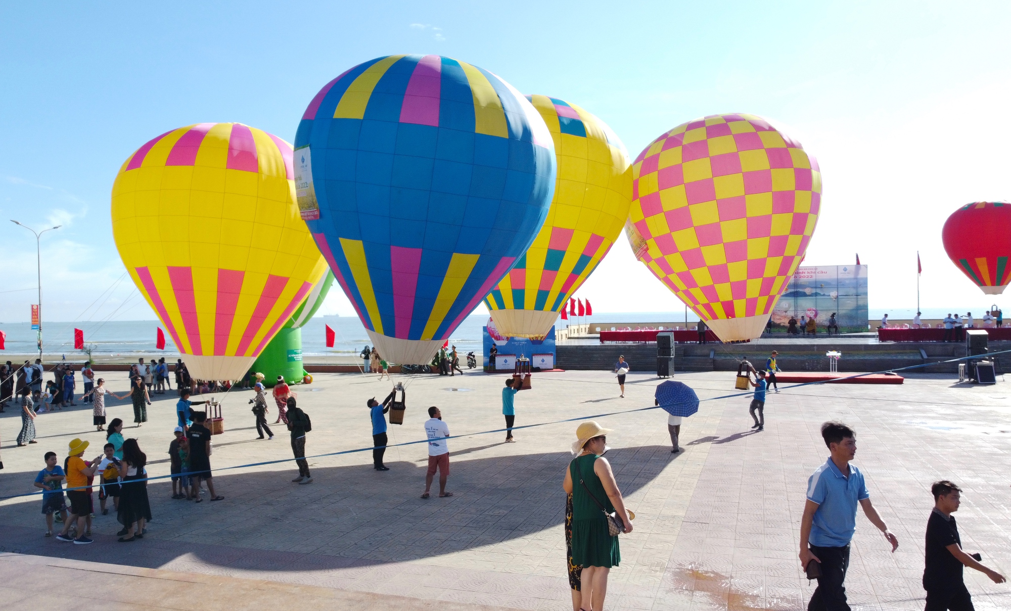 Mãn nhãn màn biểu diễn khinh khí cầu đặc sắc ở phố biển Cửa Lò - Ảnh 9.
