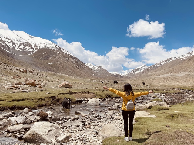  Trải nghiệm khó quên ở Ladakh - Tiểu Tây Tạng của cô gái Việt: Thời tiết lạnh buốt, móng tay và tóc gãy vì khô, shock độ cao khi băng đèo cao nhất thế giới…  - Ảnh 1.