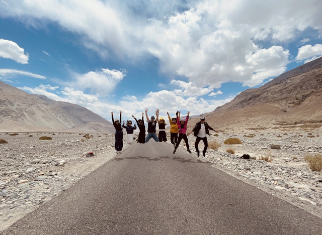  Trải nghiệm khó quên ở Ladakh - Tiểu Tây Tạng của cô gái Việt: Thời tiết lạnh buốt, móng tay và tóc gãy vì khô, shock độ cao khi băng đèo cao nhất thế giới…  - Ảnh 2.