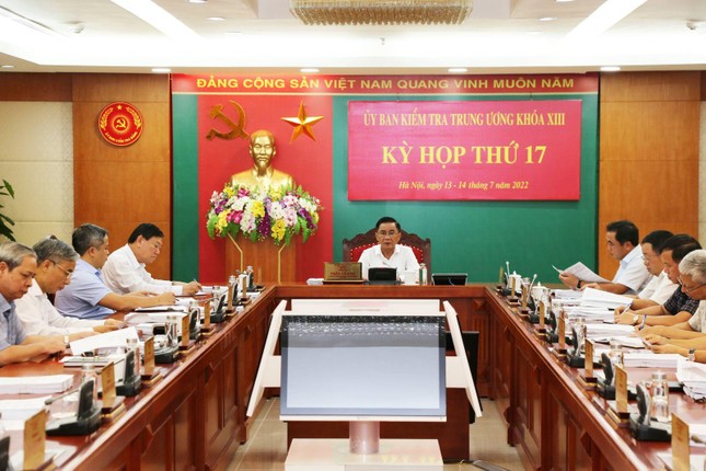 Kỷ luật cảnh cáo Chủ tịch UBND tỉnh Phú Yên và nhiều cán bộ - Ảnh 1.