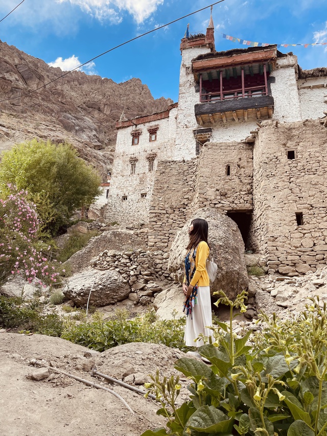  Trải nghiệm khó quên ở Ladakh - Tiểu Tây Tạng của cô gái Việt: Thời tiết lạnh buốt, móng tay và tóc gãy vì khô, shock độ cao khi băng đèo cao nhất thế giới…  - Ảnh 4.