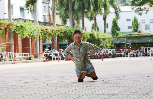  Nữ sinh viên không chân vẫn chạy xe máy đi học, di chuyển bằng đầu gối suốt 25 năm: Em muốn tìm lại cha mẹ của mình  - Ảnh 3.