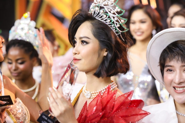 Phần ứng xử gây tranh cãi của Tân Hoa hậu Nông Thúy Hằng trong đêm chung kết - Ảnh 1.