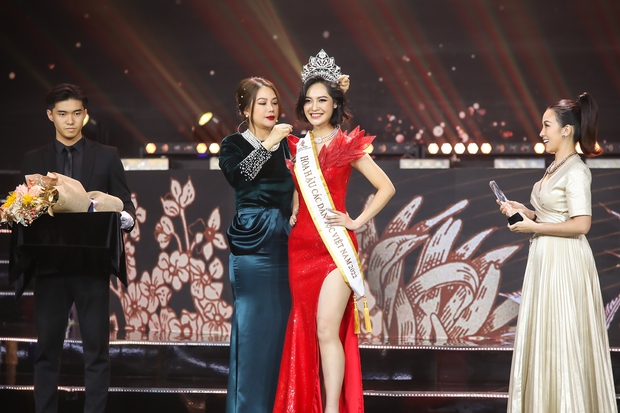 Phần ứng xử gây tranh cãi của Tân Hoa hậu Nông Thúy Hằng trong đêm chung kết - Ảnh 2.
