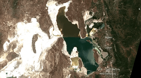 Một trong những hồ nước lớn nhất Trái Đất đang teo nhỏ nghiêm trọng - Ảnh 1.