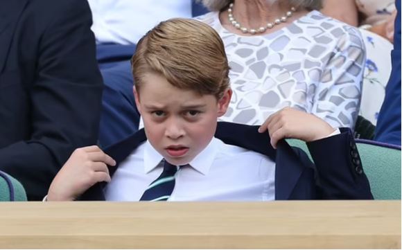 Hình ảnh gây tranh cãi ở giải Wimbledon: Hoàng tử George 8 tuổi phải mặc vest dưới trời nóng - Ảnh 1.