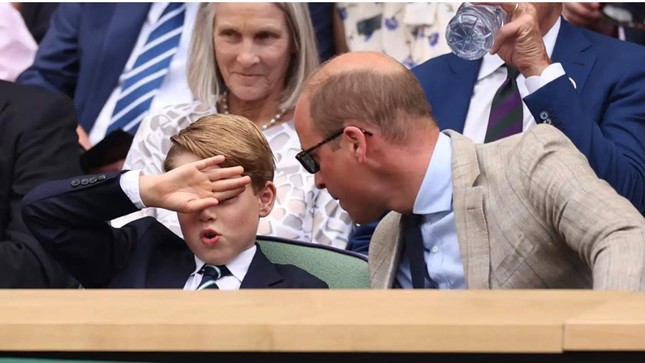 Hình ảnh gây tranh cãi ở giải Wimbledon: Hoàng tử George 8 tuổi phải mặc vest dưới trời nóng - Ảnh 2.