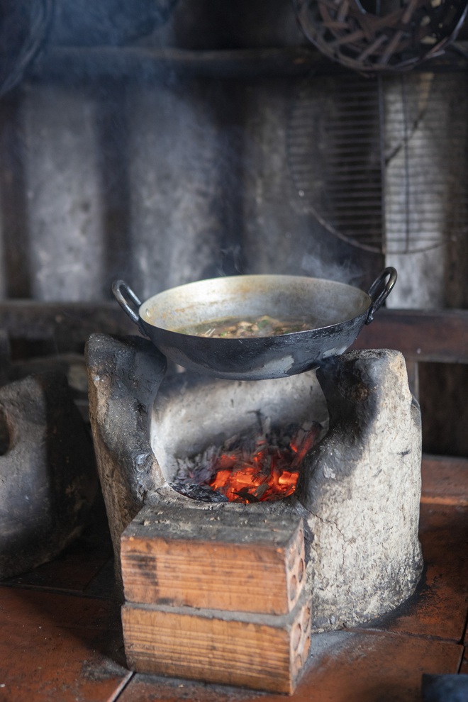 Chái bếp - một “căn nhà” được xây riêng chỉ để nấu cơm ở miền Tây, nơi ám đầy mùi khói bếp nhưng chất chứa bao kỷ niệm về mái ấm gia đình - Ảnh 4.