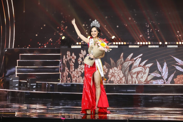 Phần ứng xử gây tranh cãi của Tân Hoa hậu Nông Thúy Hằng trong đêm chung kết - Ảnh 3.