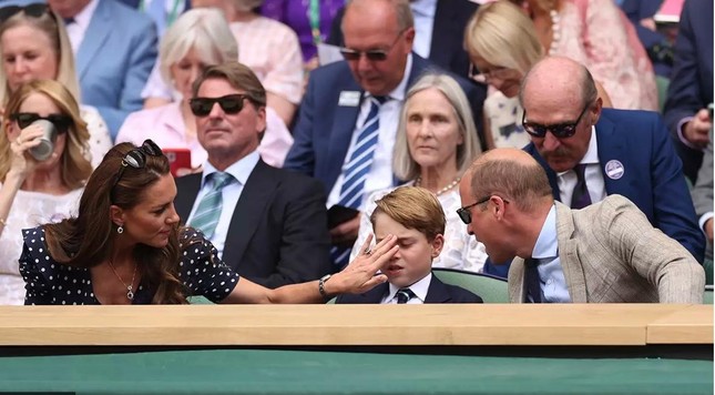 Hình ảnh gây tranh cãi ở giải Wimbledon: Hoàng tử George 8 tuổi phải mặc vest dưới trời nóng - Ảnh 3.