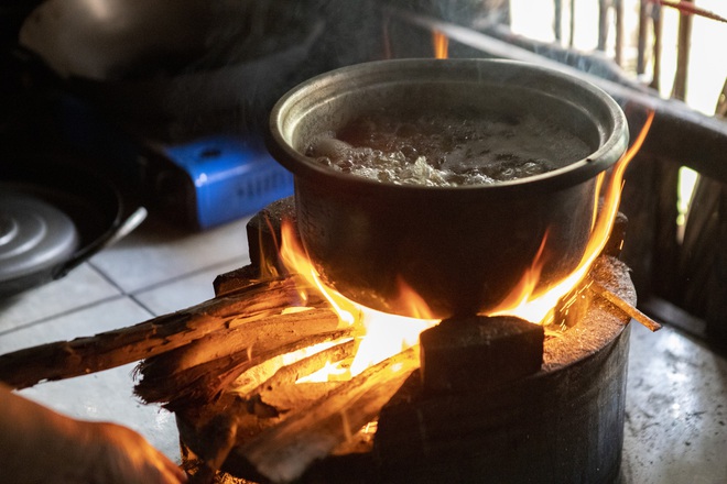 Chái bếp - một “căn nhà” được xây riêng chỉ để nấu cơm ở miền Tây, nơi ám đầy mùi khói bếp nhưng chất chứa bao kỷ niệm về mái ấm gia đình - Ảnh 24.