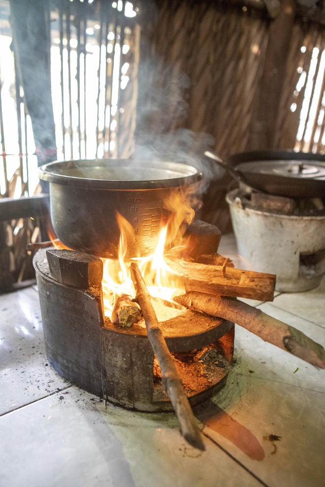 Chái bếp - một “căn nhà” được xây riêng chỉ để nấu cơm ở miền Tây, nơi ám đầy mùi khói bếp nhưng chất chứa bao kỷ niệm về mái ấm gia đình - Ảnh 5.