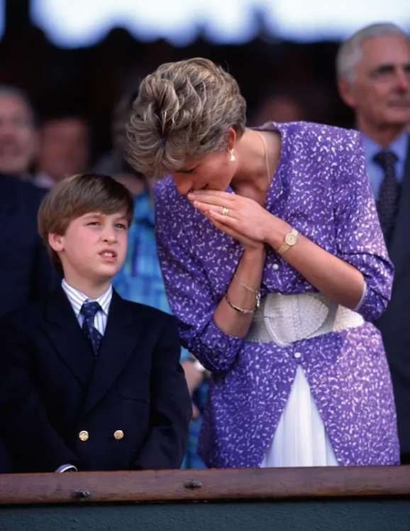 Hình ảnh gây tranh cãi ở giải Wimbledon: Hoàng tử George 8 tuổi phải mặc vest dưới trời nóng - Ảnh 5.