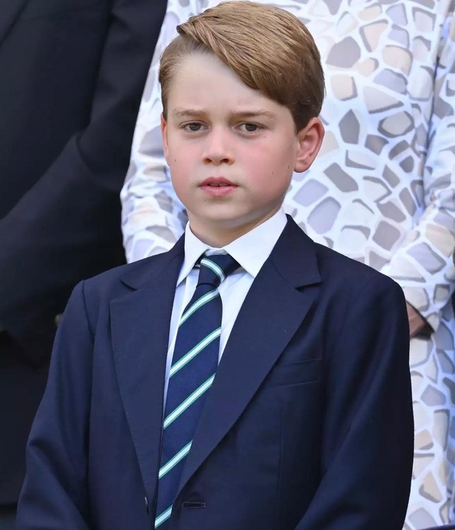 Hình ảnh gây tranh cãi ở giải Wimbledon: Hoàng tử George 8 tuổi phải mặc vest dưới trời nóng - Ảnh 6.