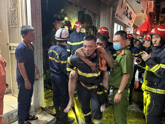 Hà Nội: Cháy tại ngôi nhà 5 tầng ở quận Hoàn Kiếm, 4 người may mắn được cứu thoát - Ảnh 2.