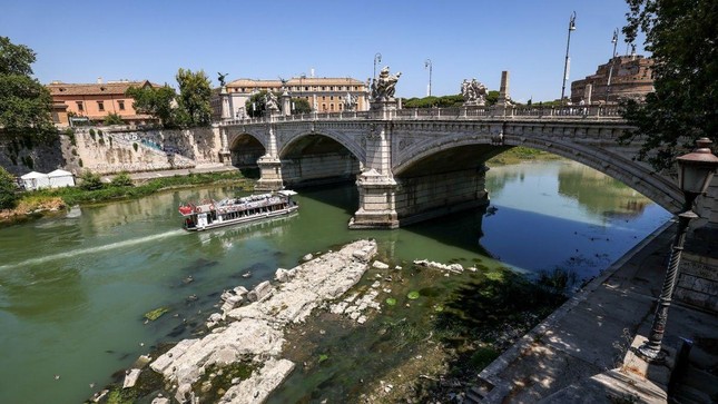 Hé lộ kho báu ở Rome sau trận hạn hán nghiêm trọng - Ảnh 1.