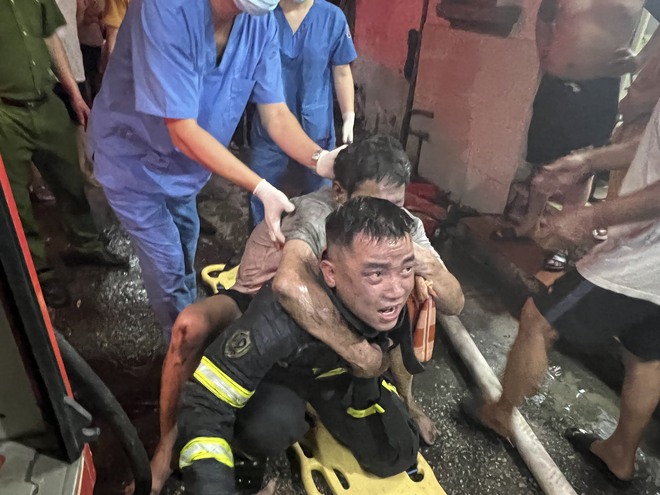 Hà Nội: Cháy tại ngôi nhà 5 tầng ở quận Hoàn Kiếm, 4 người may mắn được cứu thoát - Ảnh 3.