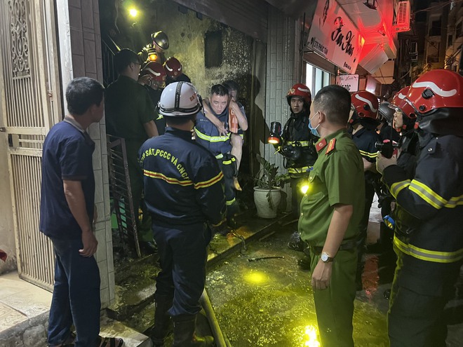 Hà Nội: Cháy tại ngôi nhà 5 tầng ở quận Hoàn Kiếm, 4 người may mắn được cứu thoát - Ảnh 4.