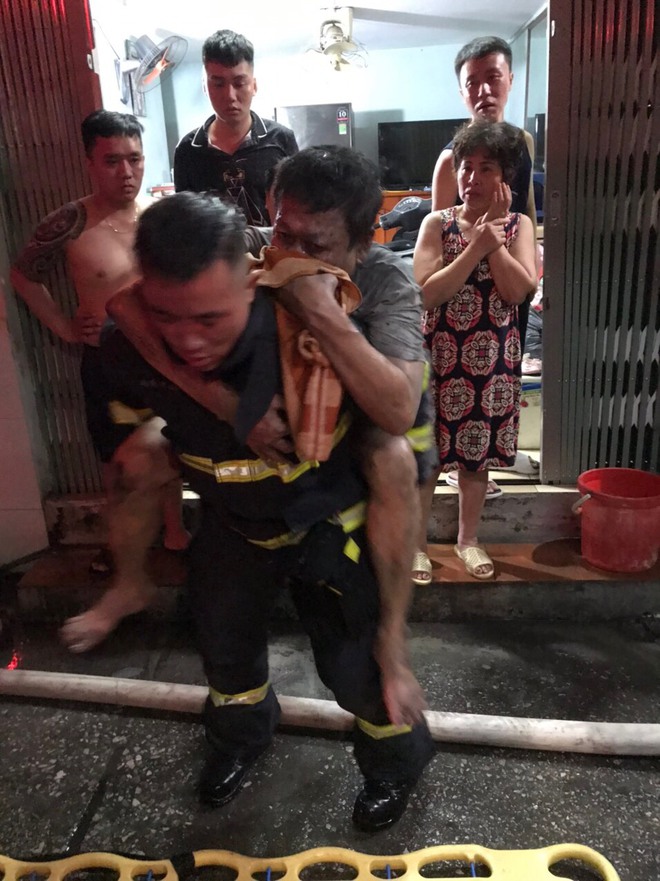 Hà Nội: Cháy tại ngôi nhà 5 tầng ở quận Hoàn Kiếm, 4 người may mắn được cứu thoát - Ảnh 5.