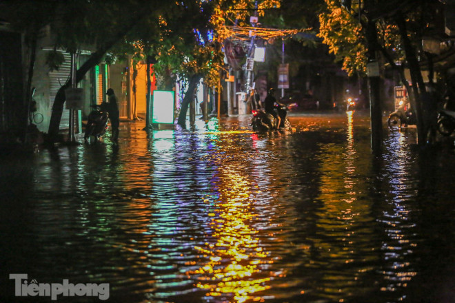 Mưa dông suốt đêm, nhiều tuyến phố Hà Nội ngập trong biển nước - Ảnh 1.