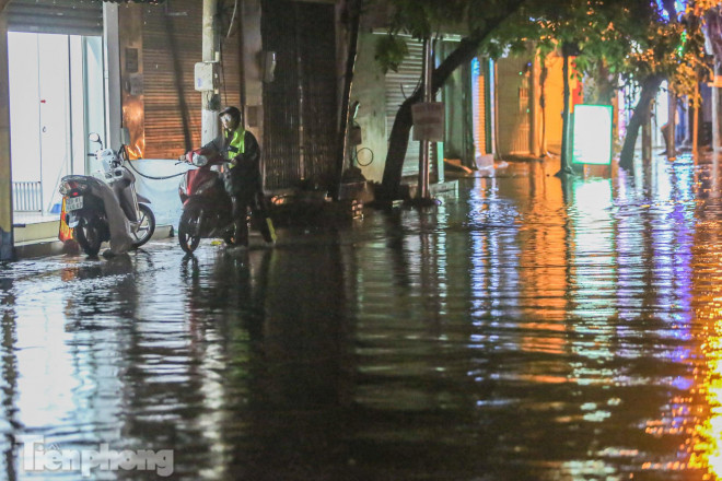 Mưa dông suốt đêm, nhiều tuyến phố Hà Nội ngập trong biển nước - Ảnh 2.