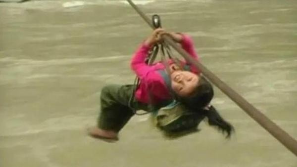 Hình ảnh mới nhất của cô bé Trung Quốc đu cáp treo vượt sông đi học từng gây bão mạng - Ảnh 1.