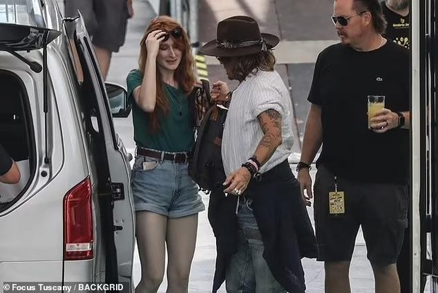 Hé lộ về mỹ nhân tóc đỏ xuất hiện cùng Johnny Depp - Ảnh 1.