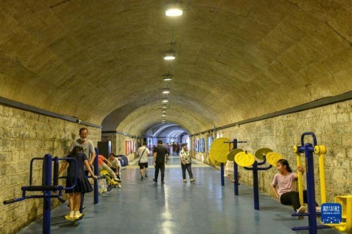 B&ecirc;n trong hầm tr&uacute; ẩn tr&aacute;nh n&oacute;ng ở Trung Quốc - Ảnh 11.