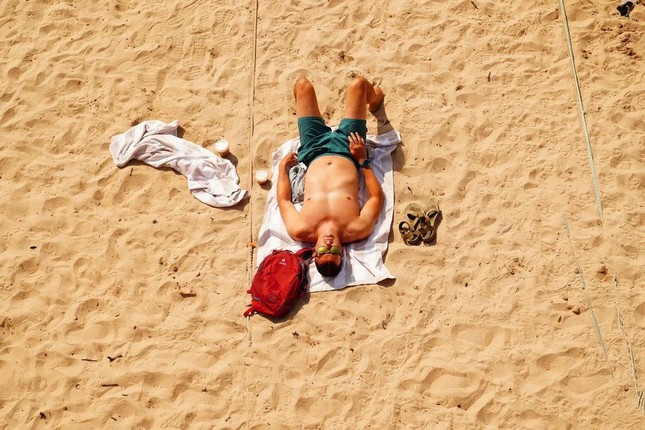  Oằn mình vì nắng nóng kỷ lục 40 độ C, người dân châu Âu đổ xô ra biển  - Ảnh 11.
