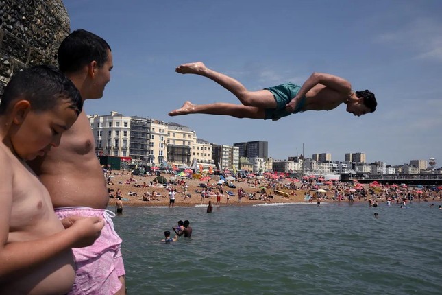  Oằn mình vì nắng nóng kỷ lục 40 độ C, người dân châu Âu đổ xô ra biển  - Ảnh 12.