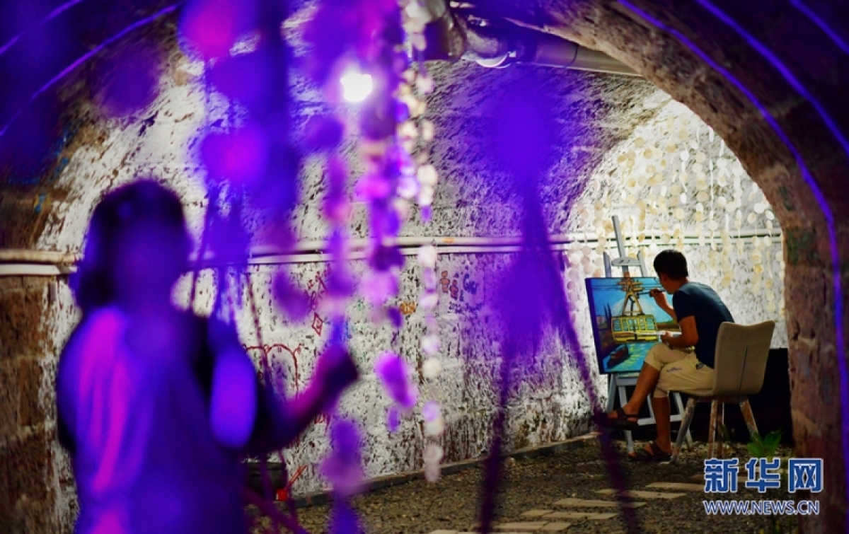 B&ecirc;n trong hầm tr&uacute; ẩn tr&aacute;nh n&oacute;ng ở Trung Quốc - Ảnh 14.