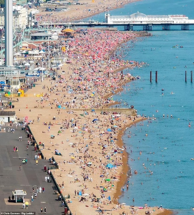  Oằn mình vì nắng nóng kỷ lục 40 độ C, người dân châu Âu đổ xô ra biển  - Ảnh 13.
