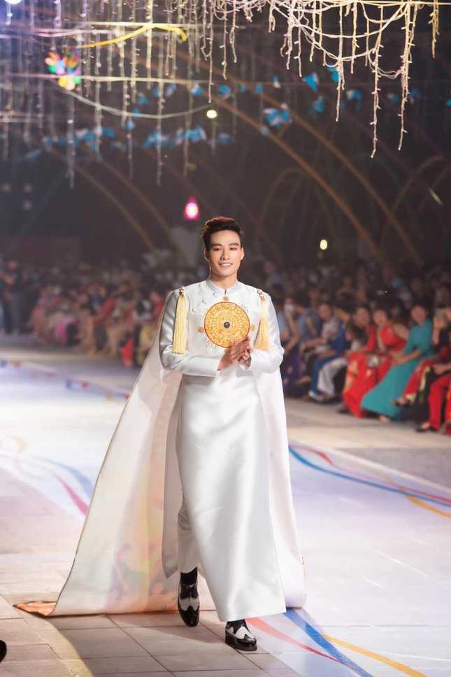 Nam vương Siêu quốc gia châu Á Đạt Kyo: Lịch lãm trên sân khấu, ngoài đời cực trẻ trung - Ảnh 15.