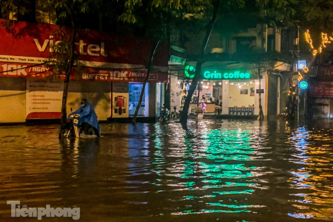 Mưa dông suốt đêm, nhiều tuyến phố Hà Nội ngập trong biển nước - Ảnh 20.