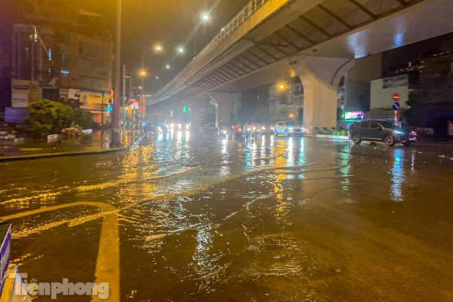 Mưa dông suốt đêm, nhiều tuyến phố Hà Nội ngập trong biển nước - Ảnh 22.
