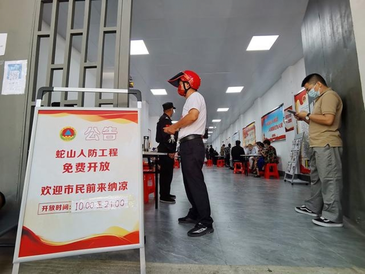 B&ecirc;n trong hầm tr&uacute; ẩn tr&aacute;nh n&oacute;ng ở Trung Quốc - Ảnh 7.