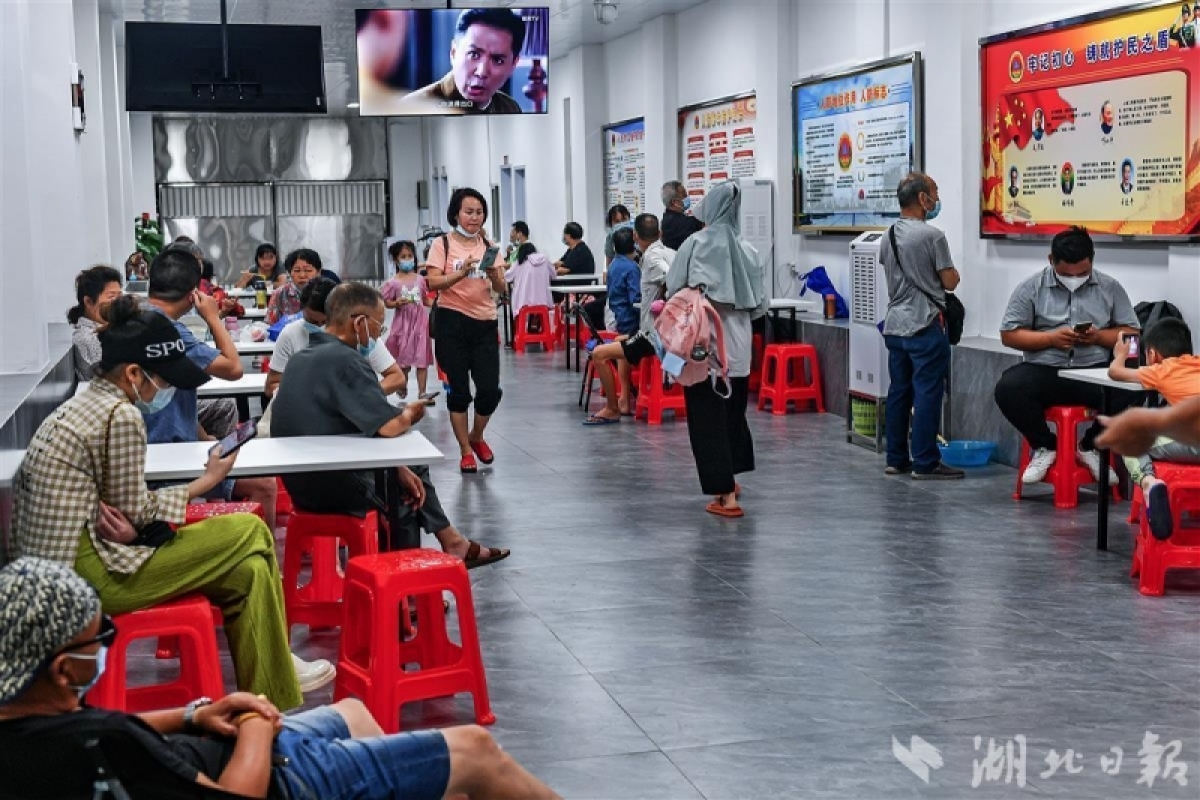 B&ecirc;n trong hầm tr&uacute; ẩn tr&aacute;nh n&oacute;ng ở Trung Quốc - Ảnh 8.