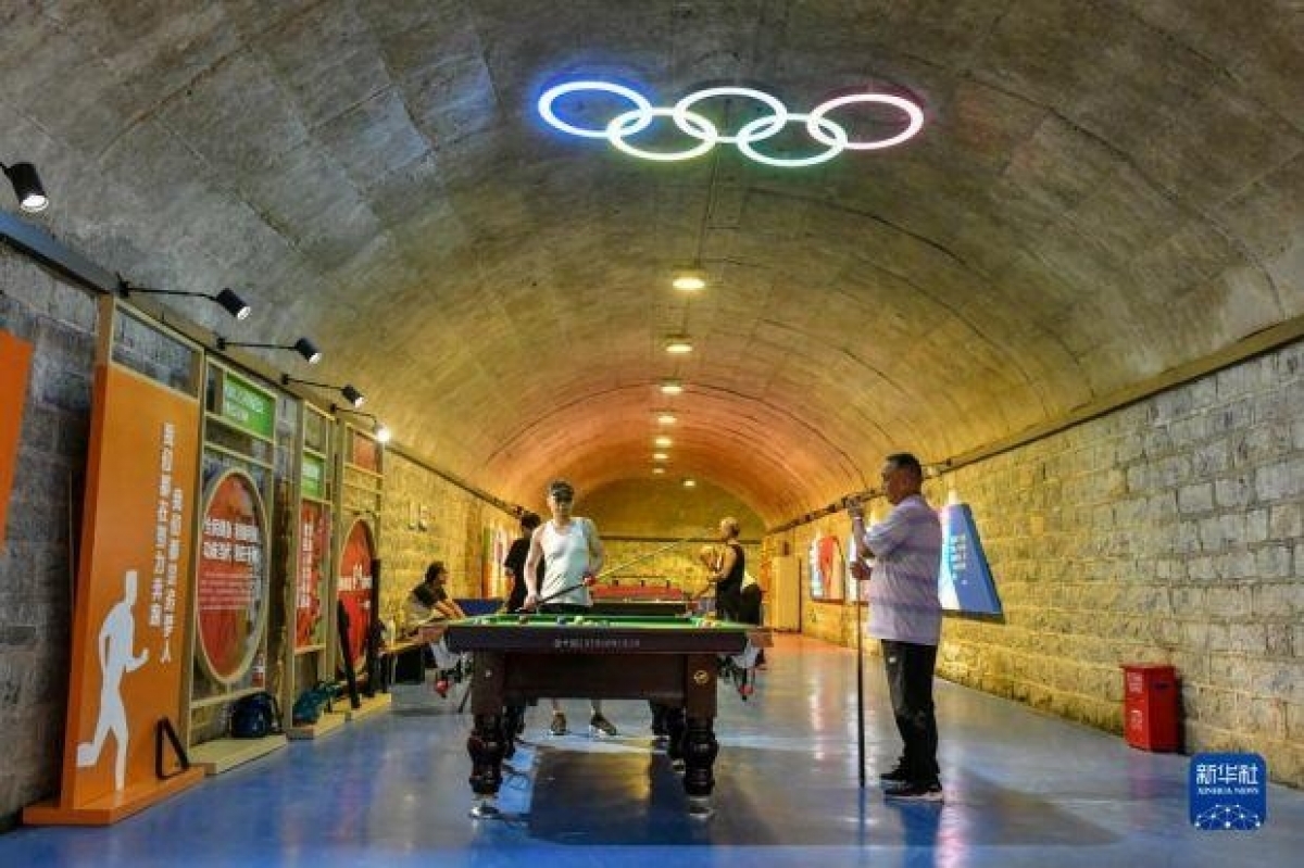 B&ecirc;n trong hầm tr&uacute; ẩn tr&aacute;nh n&oacute;ng ở Trung Quốc - Ảnh 10.