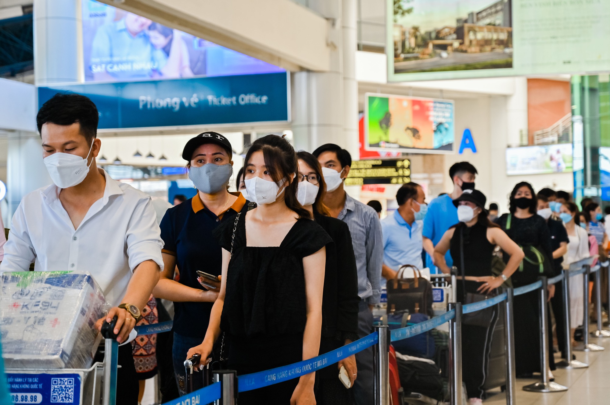 Sân bay Nội Bài quá tải, tắc từ bãi đỗ xe đến cửa an ninh - Ảnh 3.