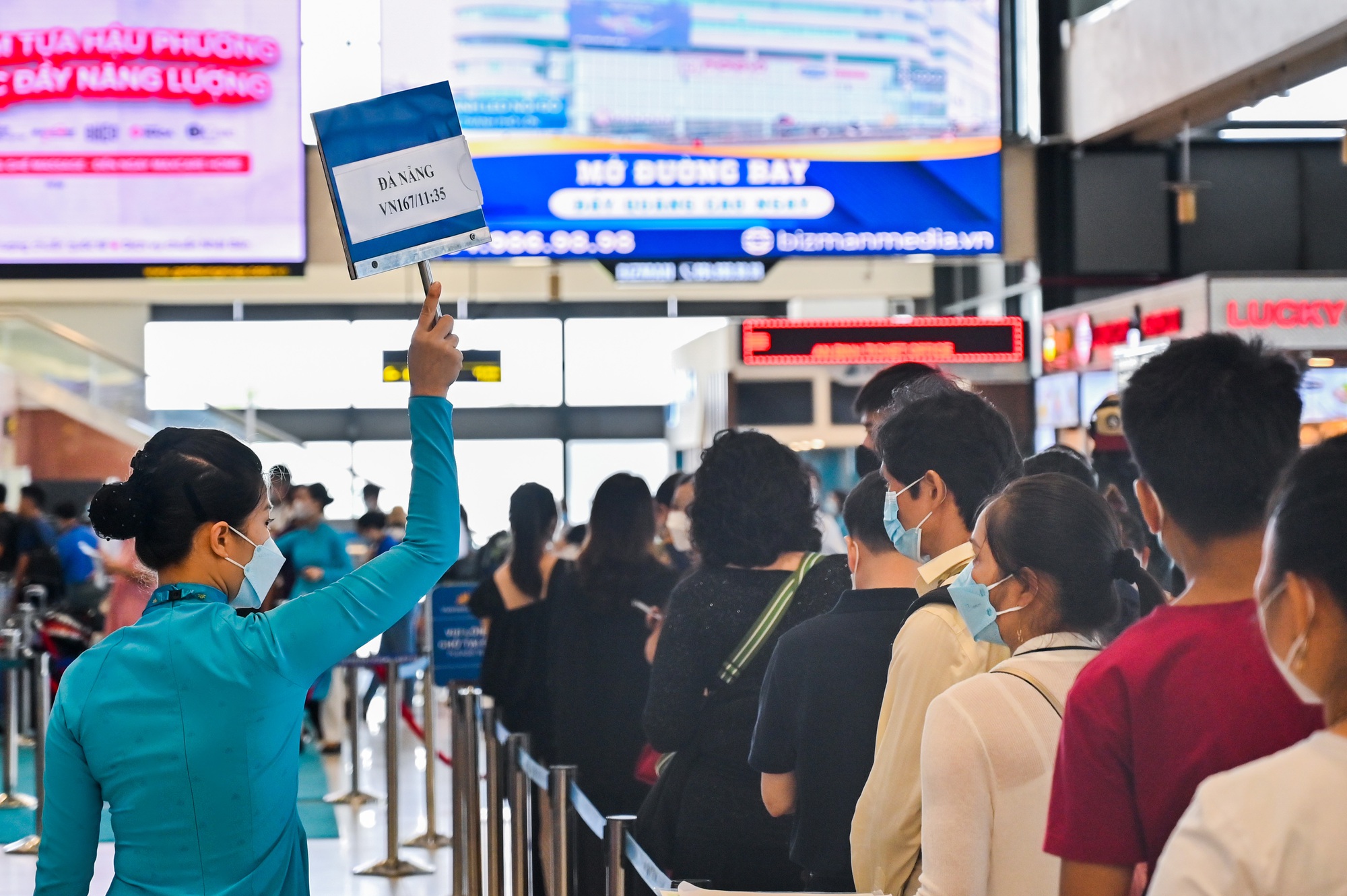Sân bay Nội Bài quá tải, tắc từ bãi đỗ xe đến cửa an ninh - Ảnh 7.