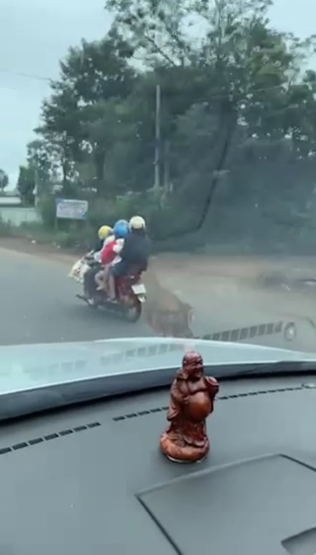 Thấy gia đ&igrave;nh 5 người tr&ecirc;n xe m&aacute;y, b&aacute;c t&agrave;i c&oacute; h&agrave;nh động đẹp nhận về cơn mưa lời khen - Ảnh 1.